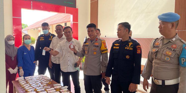 Langkah Proaktif: Anggota Polres Kubar Tes Urine dalam Rangka Pemberantasan Narkotika