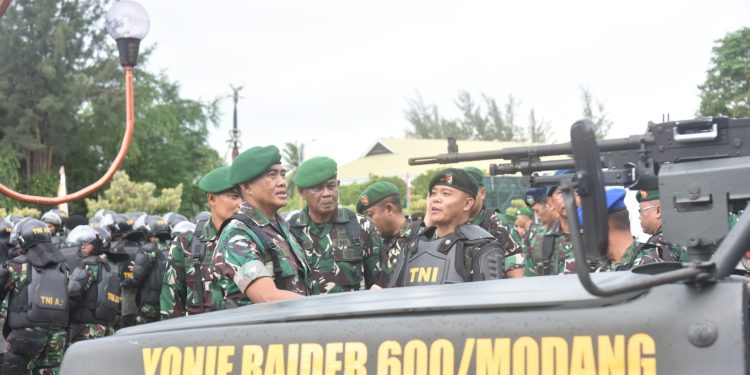 Pangdam VI/Mlw Pimpin Apel Gelar Pasukan dalam Rangka Kesiapan Pengamanan Pemilu 2024 di Daerah Militer VI/Mlw