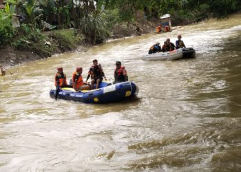 Kerjasama Tim Koramil 1002-06 Barabai dalam Operasi Pencarian Remaja Hilang di Sungai Barabai