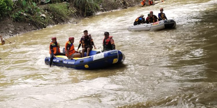 Kerjasama Tim Koramil 1002-06 Barabai dalam Operasi Pencarian Remaja Hilang di Sungai Barabai