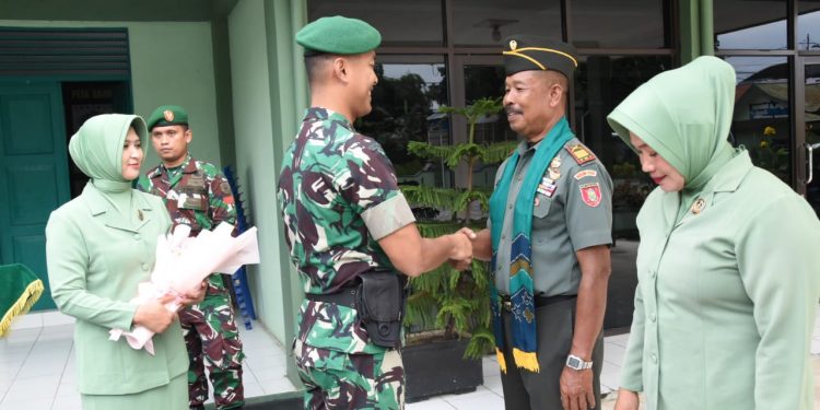 Upacara Wisuda Purna Tugas dan Penerimaan Anggota Baru Dipimpin oleh Dandim 1002/HST