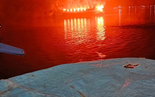 Jago Merah Lahap KM Dayak Lestari di Pelabuhan Samarinda