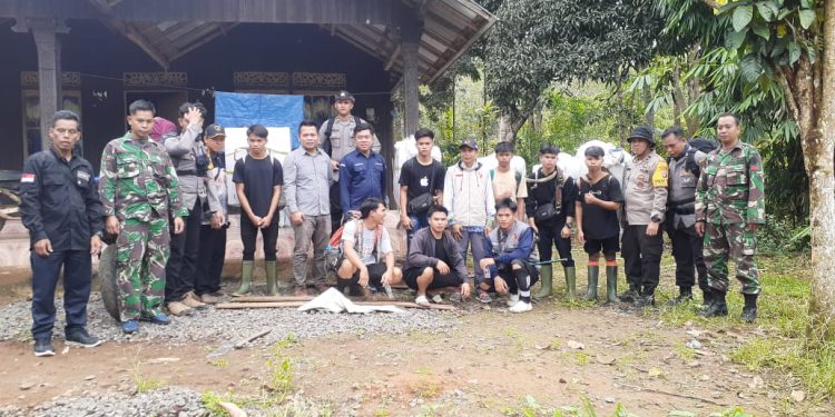 Sembilan Jam di Hutan Meratus, Babinsa Pengawal Logistik Pemilu 2024