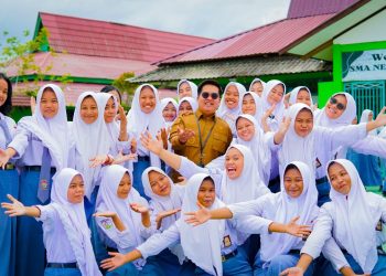 Pelajar Samboja Terima Set Alat Musik Dari Rendi Solihin