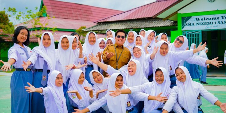 Pelajar Samboja Terima Set Alat Musik Dari Rendi Solihin