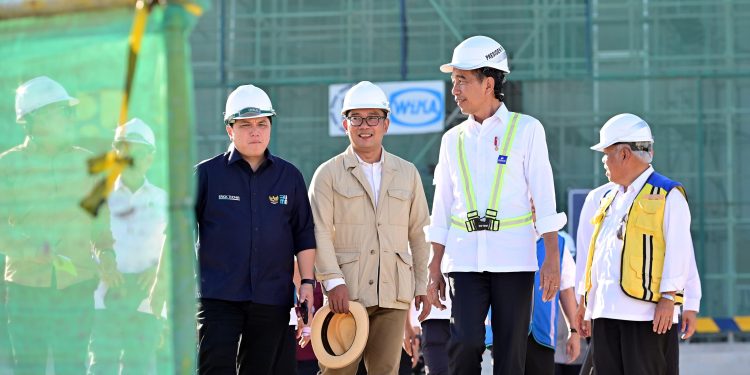 Presiden Meninjau Persiapan Lapangan Upacara di IKN untuk Memperingati HUT Ke-79 RI