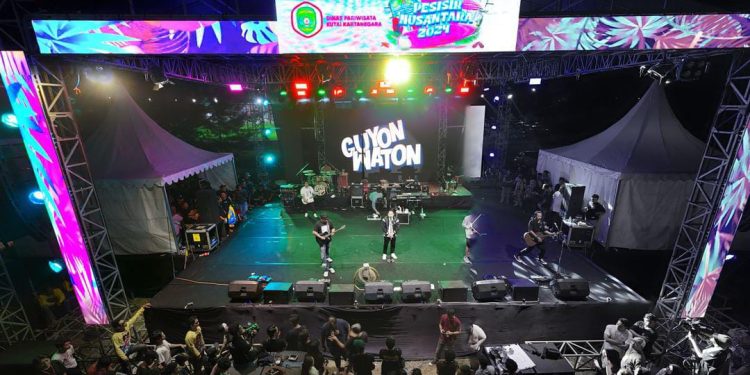 Rendi Solihin Beri Hadiah dan Jaket di Acara Malam Puncak Pesta Laut