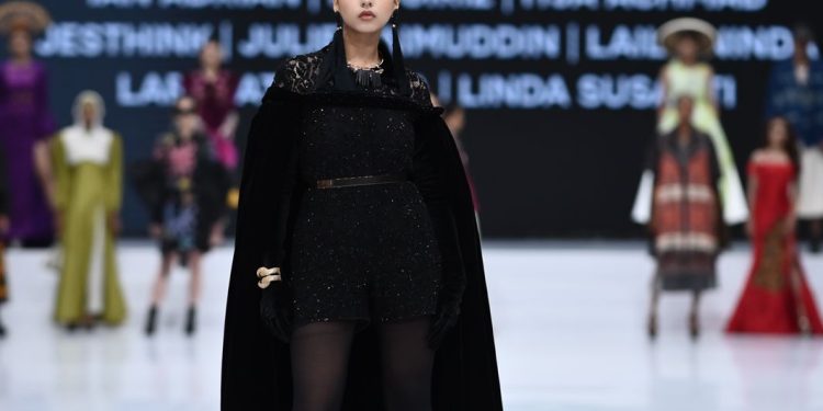Putri Ramadhani Suci Tri Mukti Memikat Dengan Busana Karya Ian Adrian, Panggung IFW 2024