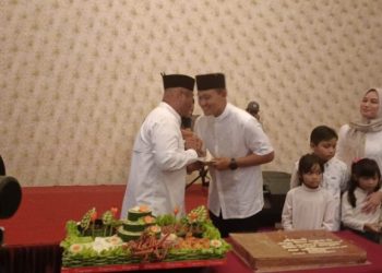 Bupati Kutai Kartanegara Rayakan Ulang Tahun Dandim 0906 dengan Kejutan di Acara Buka Puasa