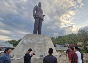 Wakil Bupati Rendi Solihin Tinjau Pembangunan Monumen Patung Soekarno di Sangasanga