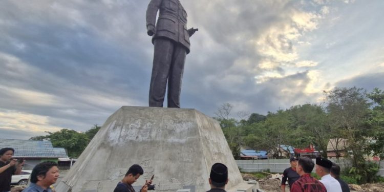 Wakil Bupati Rendi Solihin Tinjau Pembangunan Monumen Patung Soekarno di Sangasanga