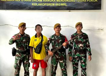 Komandan Pos Gabma Simanggaris Satgas Yonarhanud 8/MBC Terima Senjata Rakitan dari Penduduk Lokal