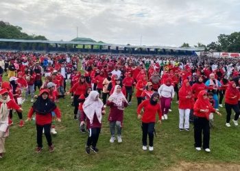 Antusiasme Warga Kukar Dalam Senam Sehat Bersama Bupati Edi Damansyah di Hardiknas 2024