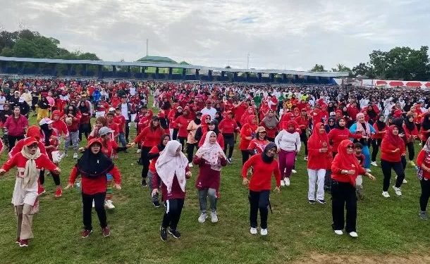 Antusiasme Warga Kukar Dalam Senam Sehat Bersama Bupati Edi Damansyah di Hardiknas 2024