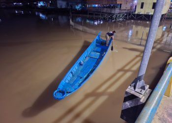 Dua Pria Samarinda Terekam CCTV Saat Curi Longboat di Anggana