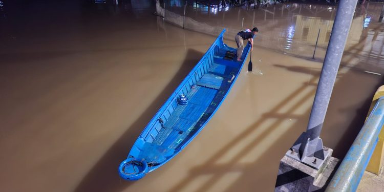 Dua Pria Samarinda Terekam CCTV Saat Curi Longboat di Anggana