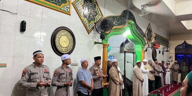 Momentum Isra Miraj, Polsek Muara Jawa dan Warga Bersatu dalam Ibadah