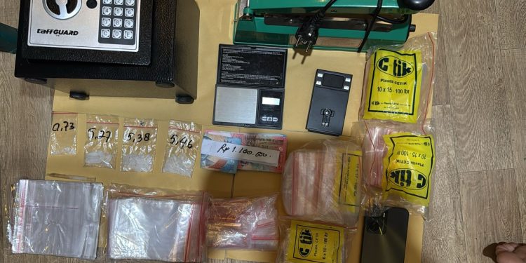 Bandar Sabu Beraksi di Rumah Sendiri, Polisi Amankan 16,84 Gram Barang Bukti