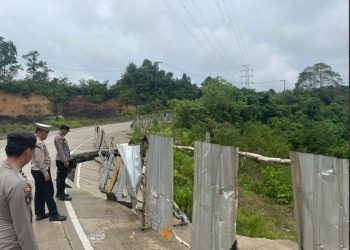 Jalan Rusak di Muara Kembang, Polsek Muara Jawa Lakukan Langkah Preventif untuk Keamanan