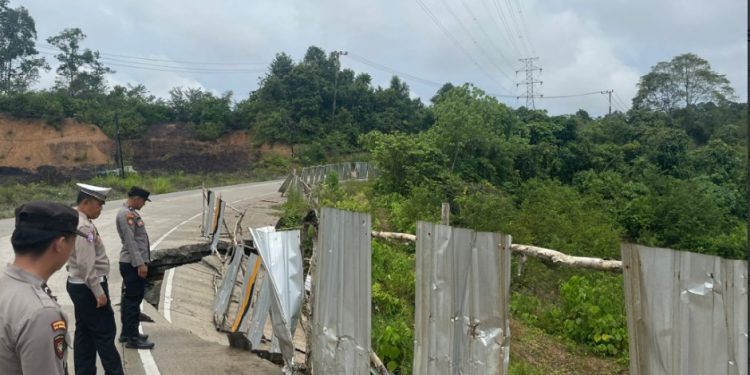Jalan Rusak di Muara Kembang, Polsek Muara Jawa Lakukan Langkah Preventif untuk Keamanan