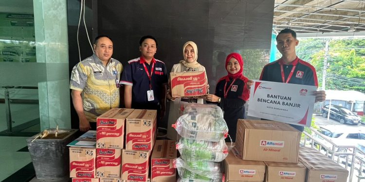 Bersama Hadapi Bencana, Alfamidi Bantu Ratusan Korban Banjir di Samarinda