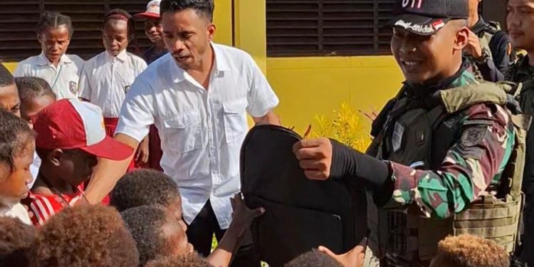 Satgas Yonif 611/Awl Bantu Fasilitas Belajar Siswa di Pedalaman Mimika