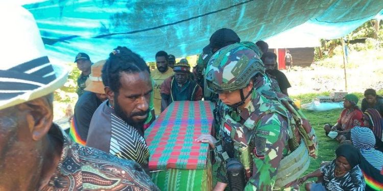 TNI Hadir di Tengah Duka, Satgas Yonif 614/RJP Bantu Prosesi Pemakaman di Kanggime