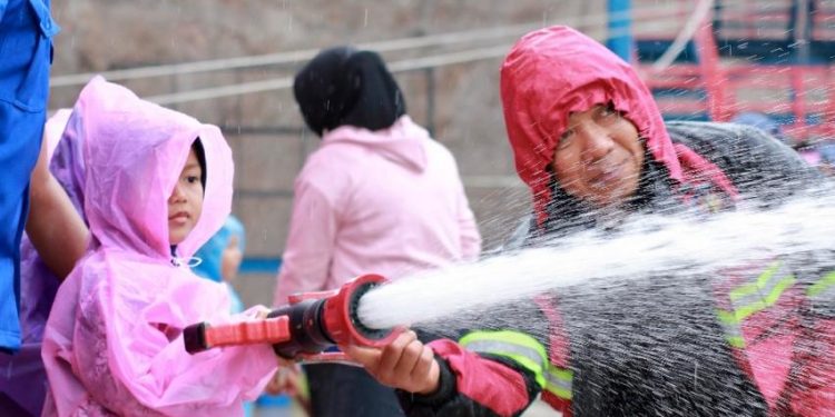 Disdamkarmatan Kukar Ajak Anak PAUD & TK Belajar Pemadam Kebakaran Tanpa Biaya