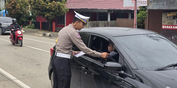 Operasi Keselamatan Mahakam 2025 Dimulai, Polres Kukar Edukasi Masyarakat Lewat Pamflet