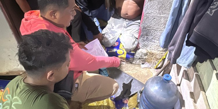 Polisi Gerebek Rumah Bandar Narkoba di Sanga-Sanga, 15 Paket Sabu Disita