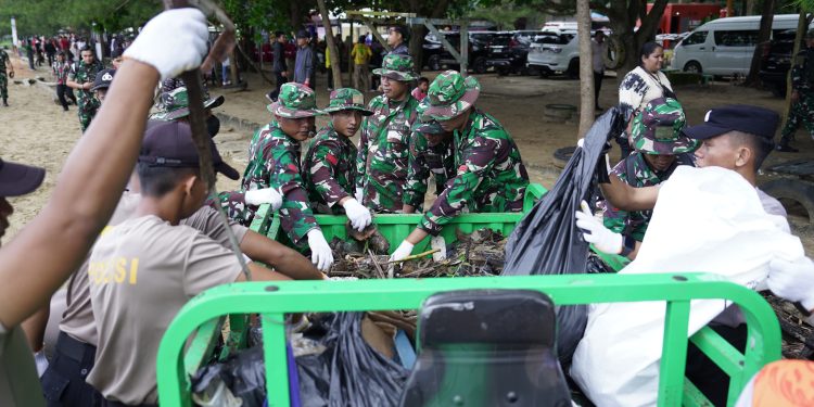 Hari Peduli Sampah Nasional 2025, Pangdam VI/Mulawarman Ajak Masyarakat Aksi Bersih Pantai
