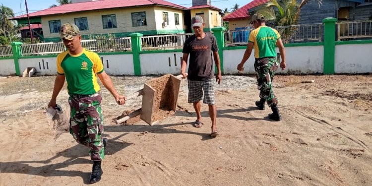Jelang Ramadhan, Satgas Pamtas Yonarmed 11 Kostrad dan Masyarakat di Nunukan Bersinergi Bersihkan Tempat Ibadah