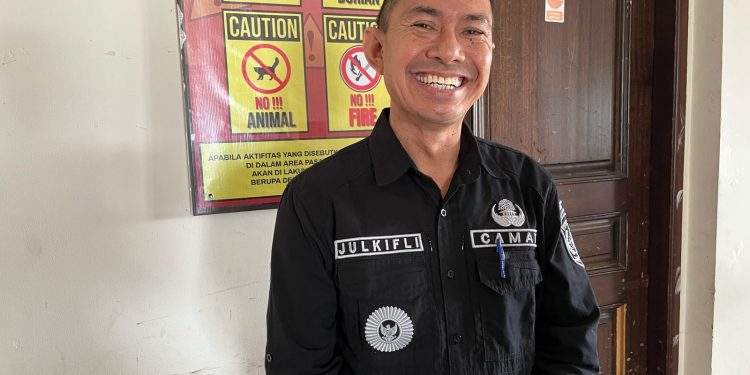 Pemerintah Kecamatan Kota Bangun Darat Fokus Perbaiki Jalan Menuju Kantor Camat Agar Akses Lebih Lancar
