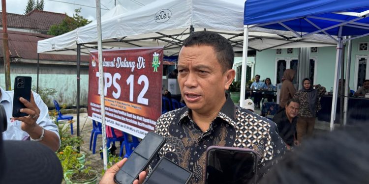 Calon Nomor 03 Tampil Santai dan Optimis Saat Gunakan Hak Pilih