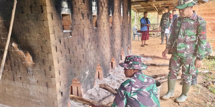 Dari Perbatasan untuk Negeri: Satgas Yonzipur Pacu Produksi Bata Merah Warga