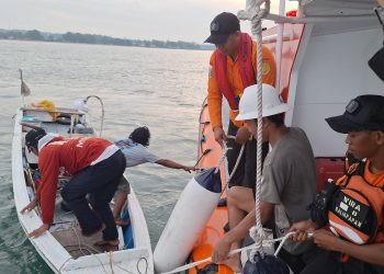 KAPAL MATI MESIN DI LAUT LEPAS, TIGA ORANG DISELAMATKAN TIM RESCUE