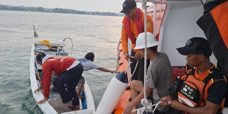 KAPAL MATI MESIN DI LAUT LEPAS, TIGA ORANG DISELAMATKAN TIM RESCUE