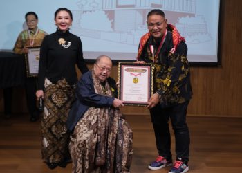 Jaya Suprana Serahkan Rekor MURI: Dari Batik hingga Reunifikasi Korea