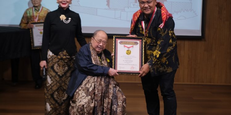 Jaya Suprana Serahkan Rekor MURI: Dari Batik hingga Reunifikasi Korea