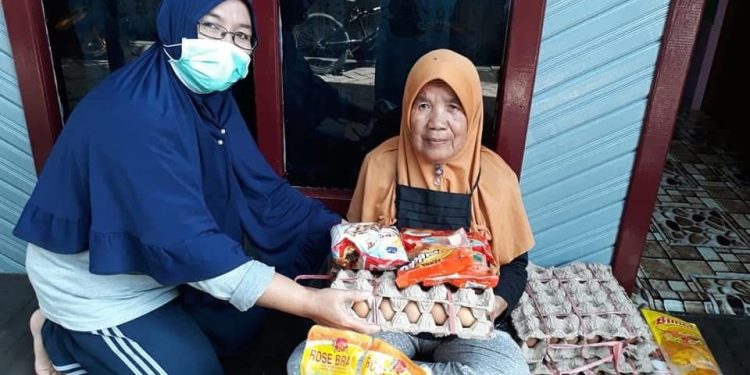 Pemerintah Kecamatan Sebulu Salurkan Bantuan Sosial untuk Warga Kurang Mampu
