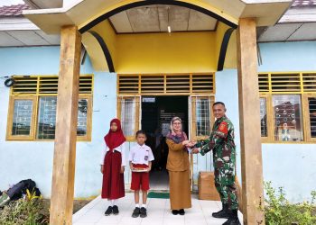 Satgas Pamtas Beri Motivasi dan Alat Tulis untuk Siswa di Perbatasan