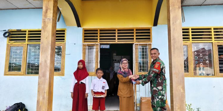 Satgas Pamtas Beri Motivasi dan Alat Tulis untuk Siswa di Perbatasan