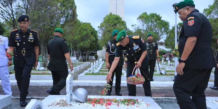 Kodam VI/Mulawarman Gelar Upacara Tabur Bunga untuk Mengenang Pahlawan Bangsa