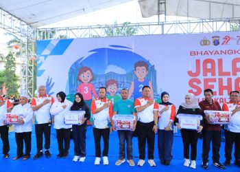 Ribuan Orang Meriahkan Jalan Sehat Polda Kaltim, Pangdam VI/Mlw Hadir Penuh Antusias