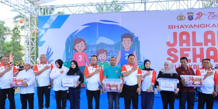 Ribuan Orang Meriahkan Jalan Sehat Polda Kaltim, Pangdam VI/Mlw Hadir Penuh Antusias