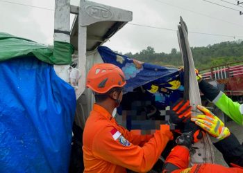Truk Semen Alami Rem Blong di Kariangau, Tim SAR Evakuasi Korban Meninggal
