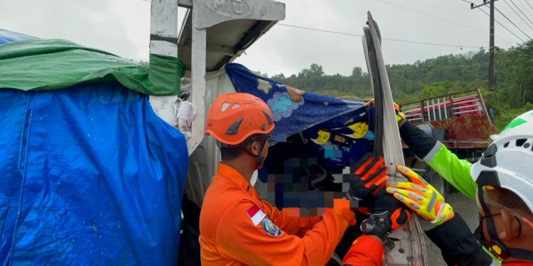 Truk Semen Alami Rem Blong di Kariangau, Tim SAR Evakuasi Korban Meninggal