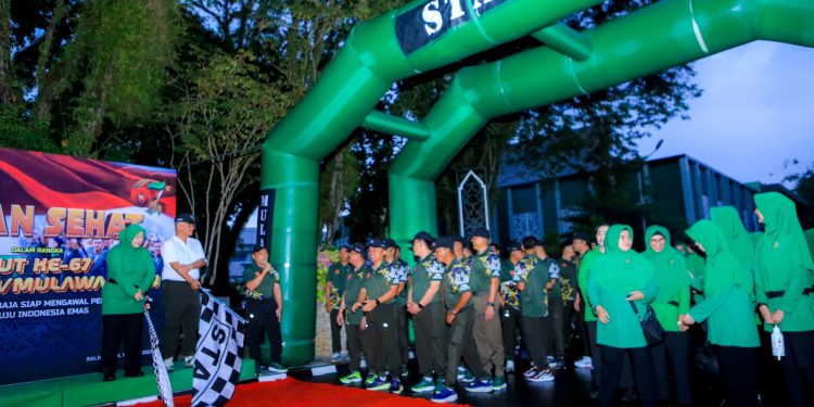 Ribuan Personel dan Keluarga Besar TNI Meriahkan Jalan Sehat HUT ke-67 Kodam VI/Mulawarman