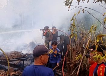 TNI Turun Tangan: Babinsa Bantu Padamkan Kebakaran Rumah Warga di Tanah Bumbu