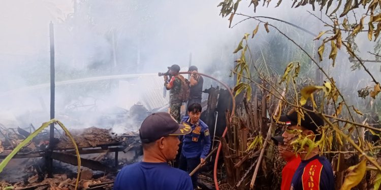 TNI Turun Tangan: Babinsa Bantu Padamkan Kebakaran Rumah Warga di Tanah Bumbu